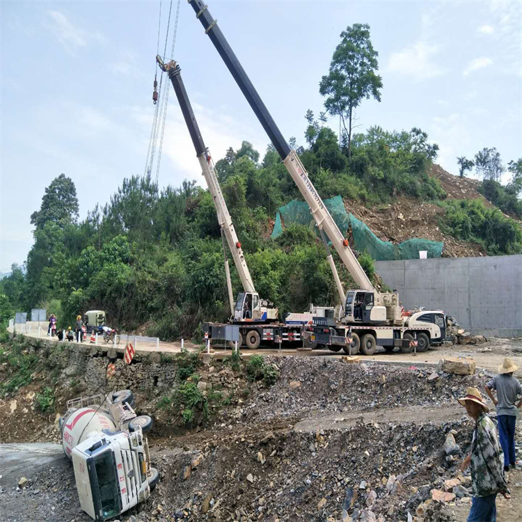 东河镇汽车掉沟里叫吊车救援要多少钱